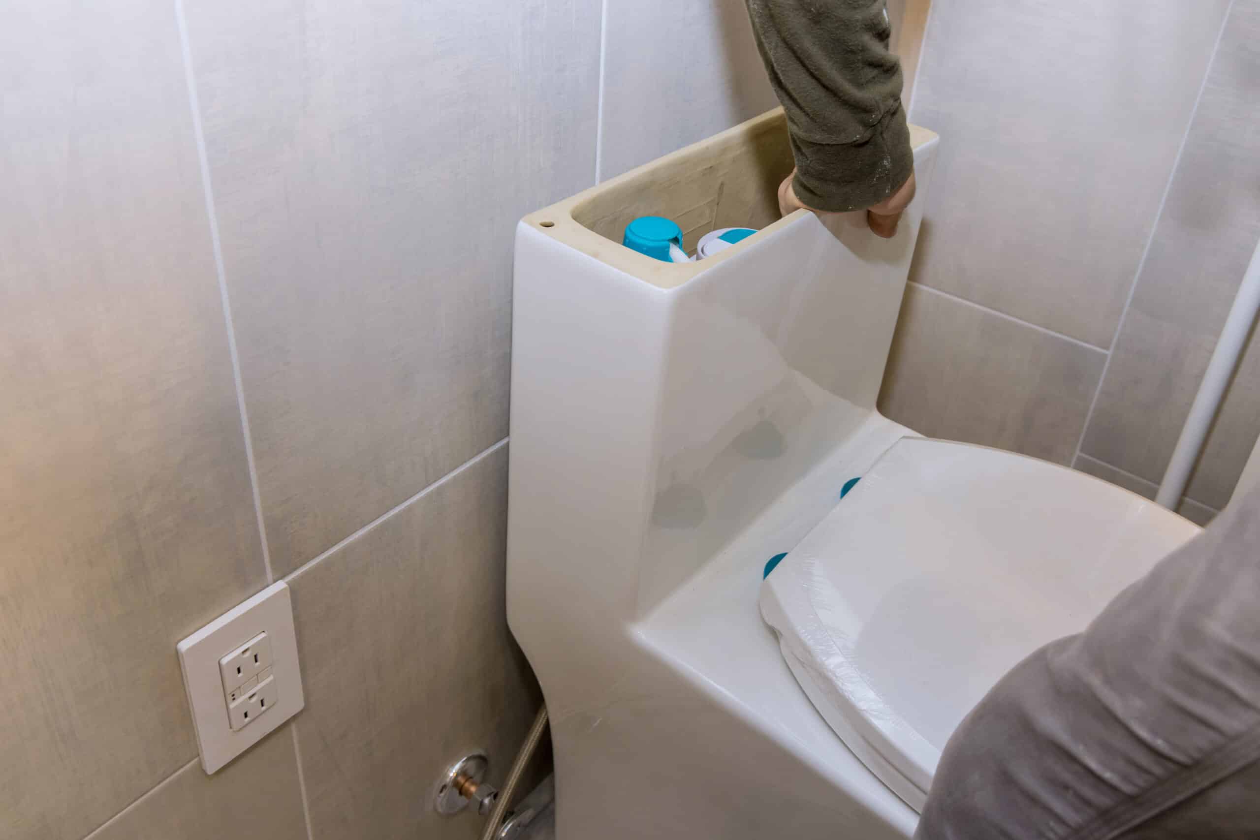 Réparer les fuites à l'extérieur du réservoir des toilettes (WC)