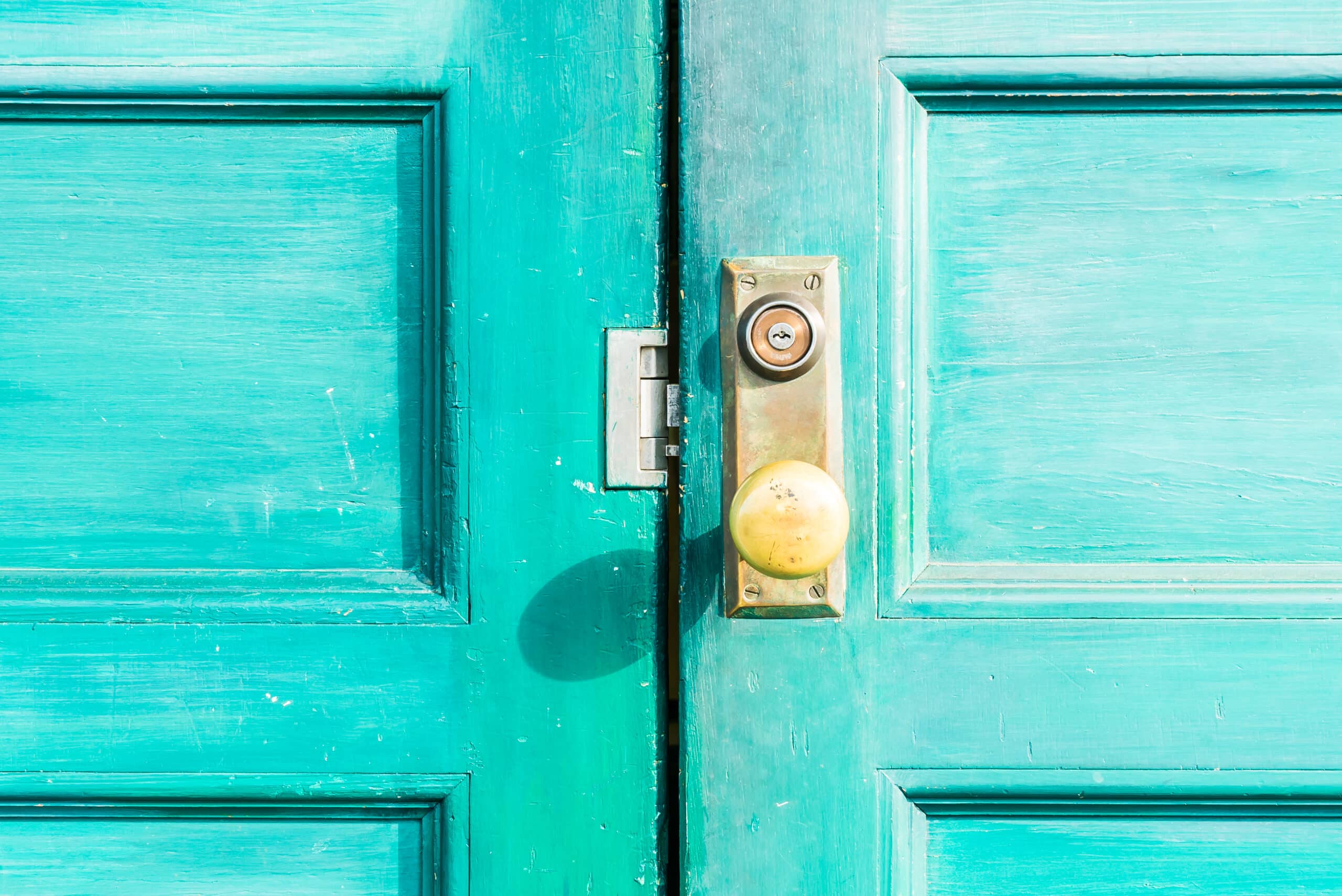 Changer, installer une poignée de porte de chambre avec verrou à clé qui  peut fermer 