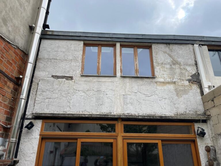 Façade de maison endomagé avant ravalement