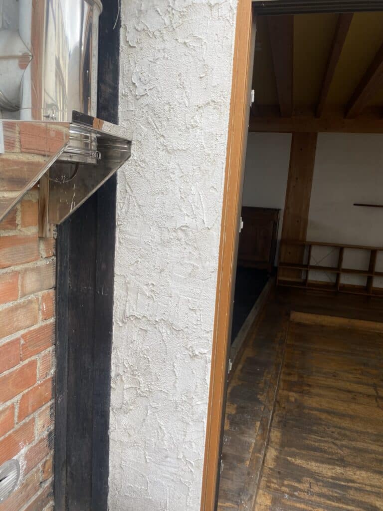 mur coté de la maison avant ravalement