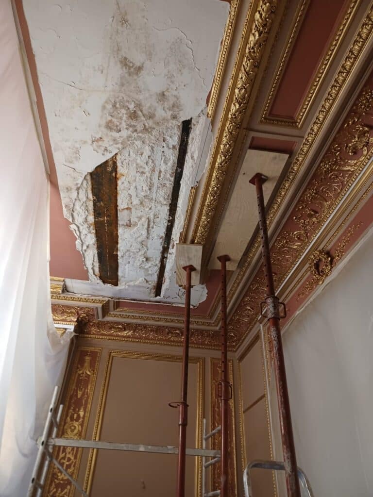 Curage du plâtre endommagé, traitement de la poutre métallique