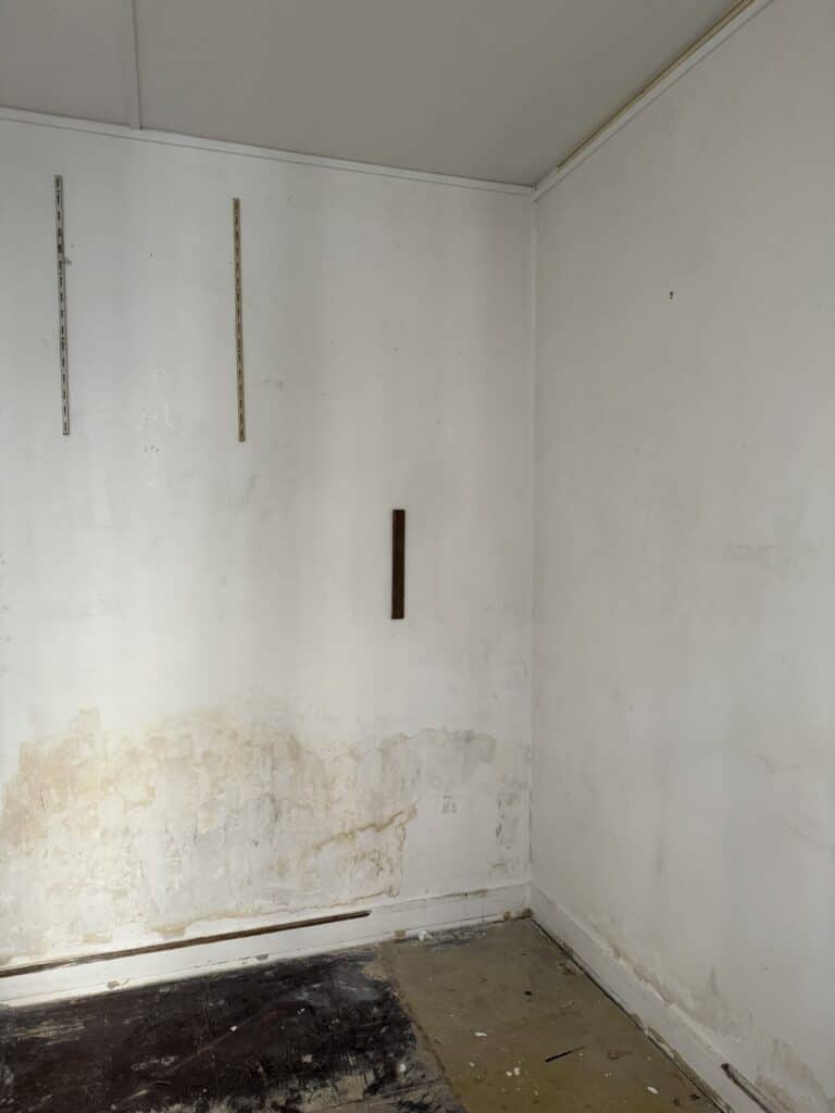 chambre-mur-sol-abimes-avant-reprise-enduit