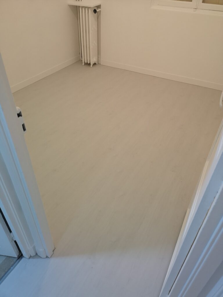 chambre-renovee-fin-chantier-sol-pvc-peinture