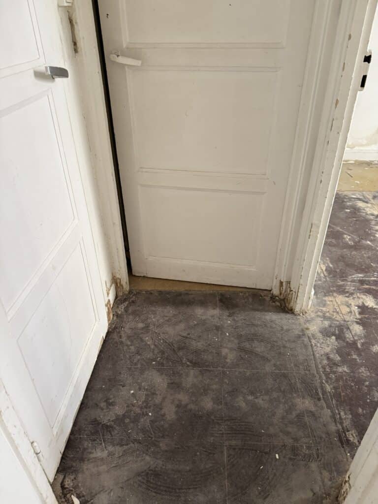 fuite-eau-degradations-sol-et-peinture-couloir