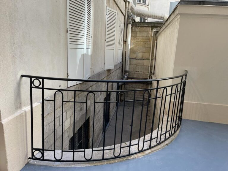 instalation d'un nouveau bardage sur mesure cintré noir
