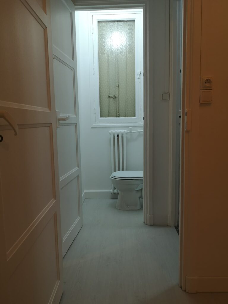 installation-sol-stratifie-gris-et-plinthes-blanches