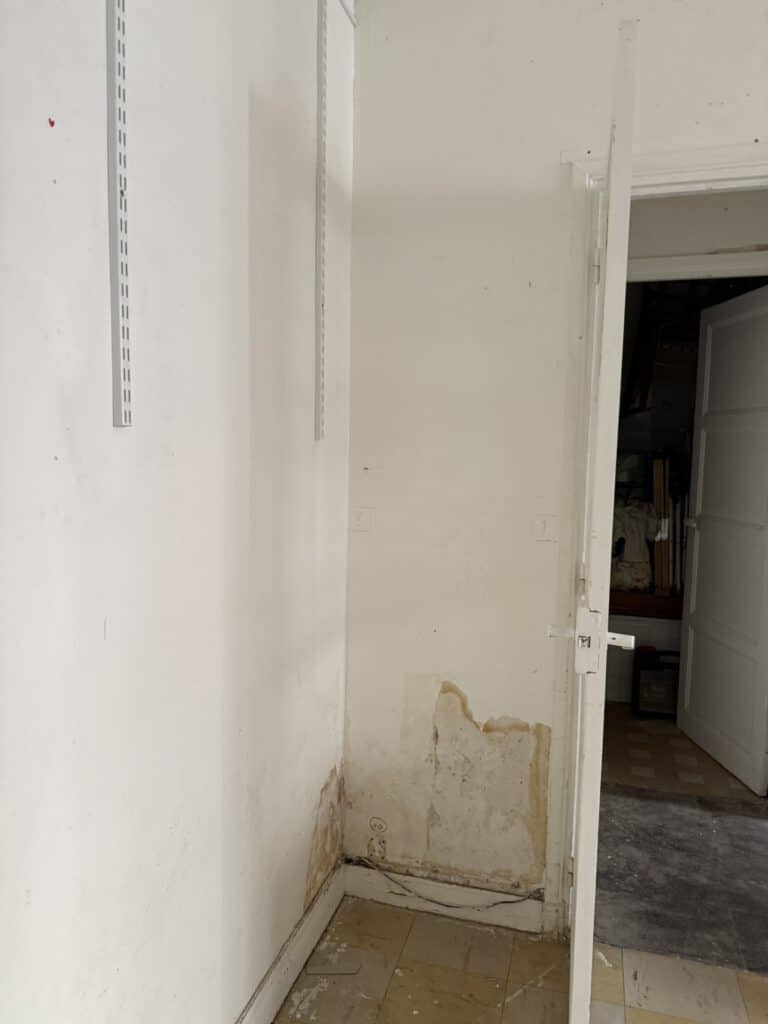 mur-endommage-salon-depose-ligne-telephonique