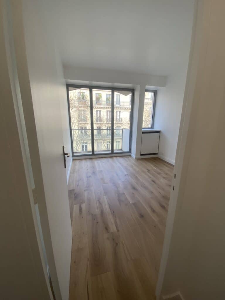 pose-parquet-plinthe-chambre-paris-16