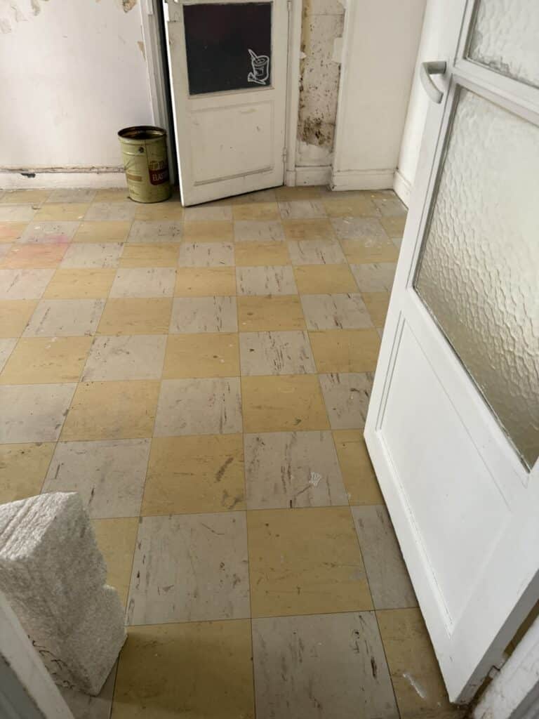 salon-a-renover-murs-et-sol-endommages