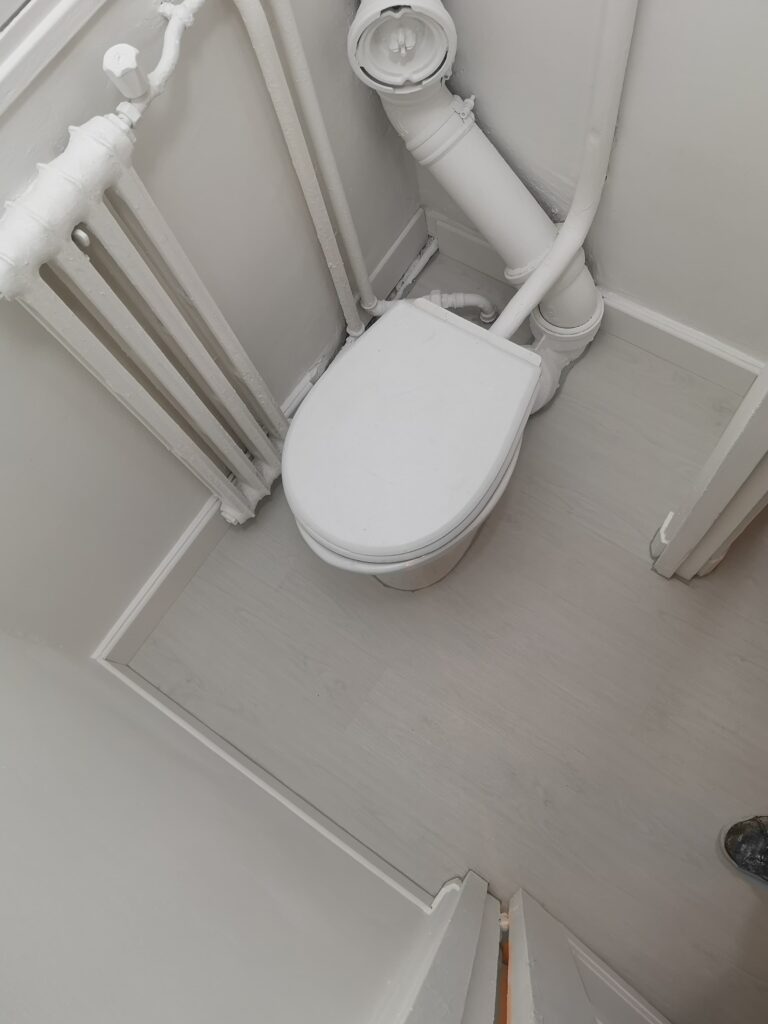 travaux-complets-wc-pvc-plinthe-enduit-peinture